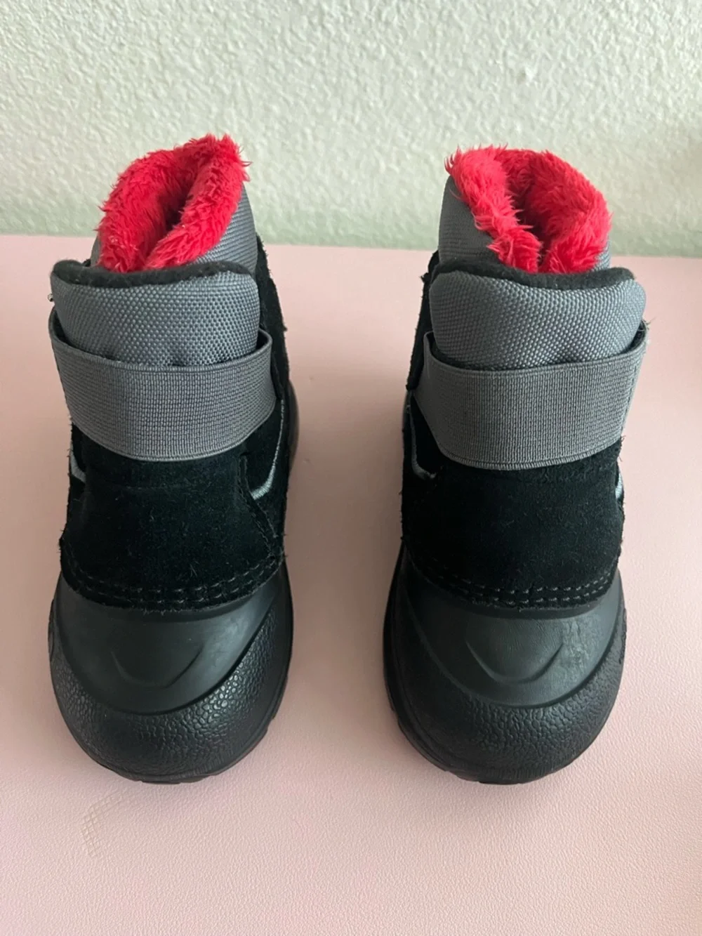 The North Face Toddler Black & Gray Winter Snow Boots with Red Faux-Fur Lining 6